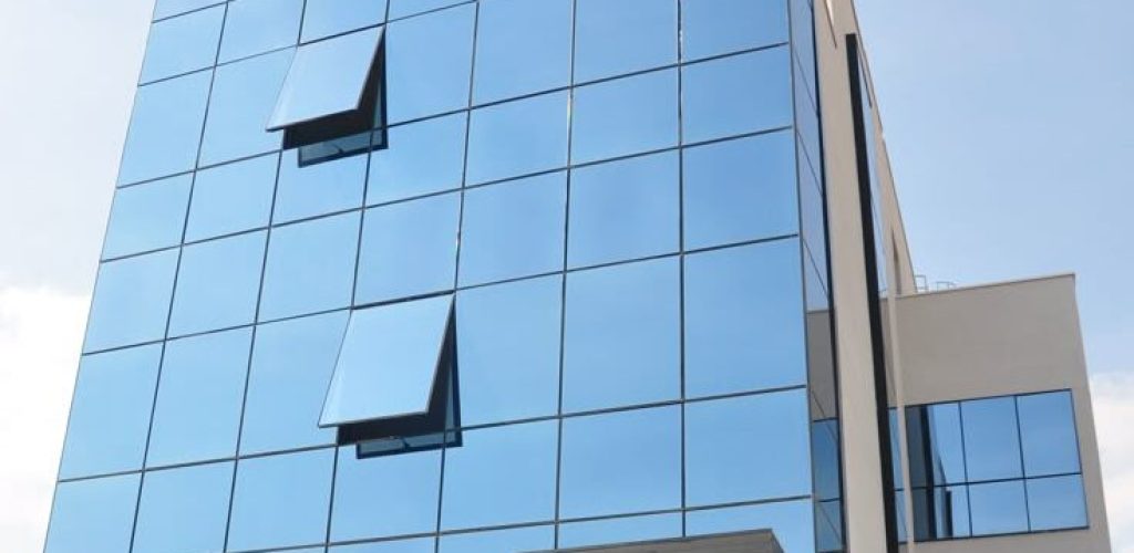 Pele de vidro é padrão para edifícios corporativos
